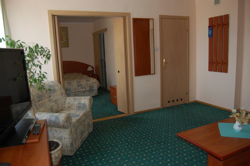 Hotel Wodnik Łeba Esterno foto