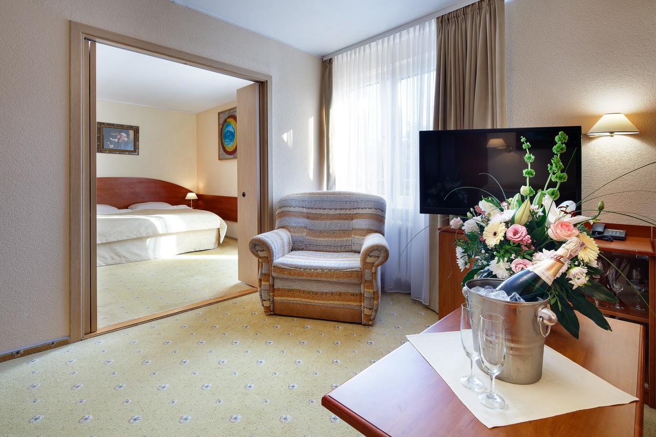 Hotel Wodnik Łeba Esterno foto